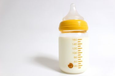 乳児用液体ミルクの正しい温め方！温める時の注意点を詳しく解説